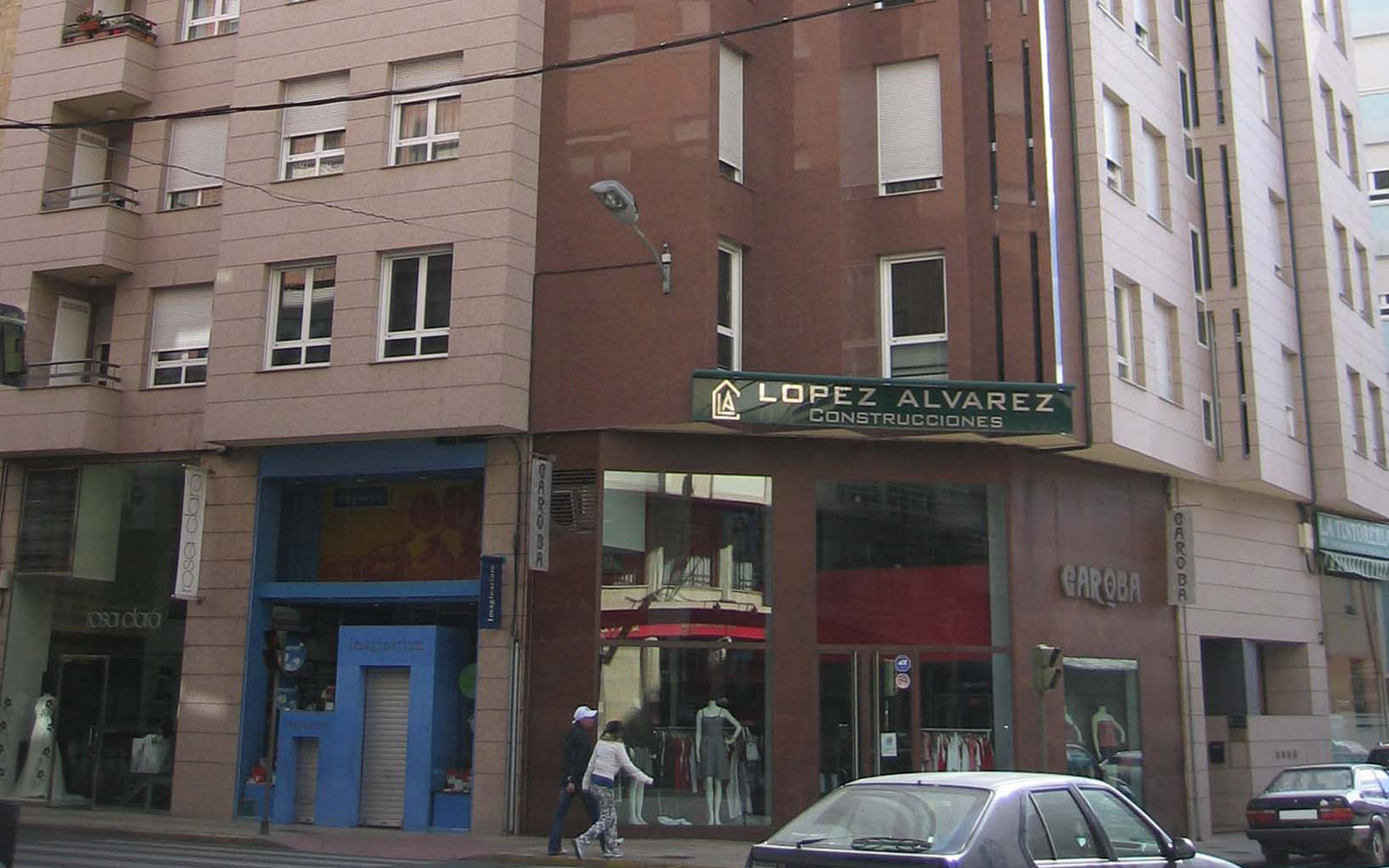 Fachada del edificio de la Avenida de Valdés con el rótulo de López Álvarez Construcciones